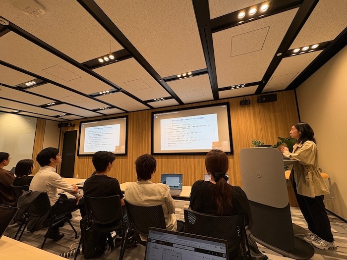 Googleの会議室で松下様の説明を聞く人
